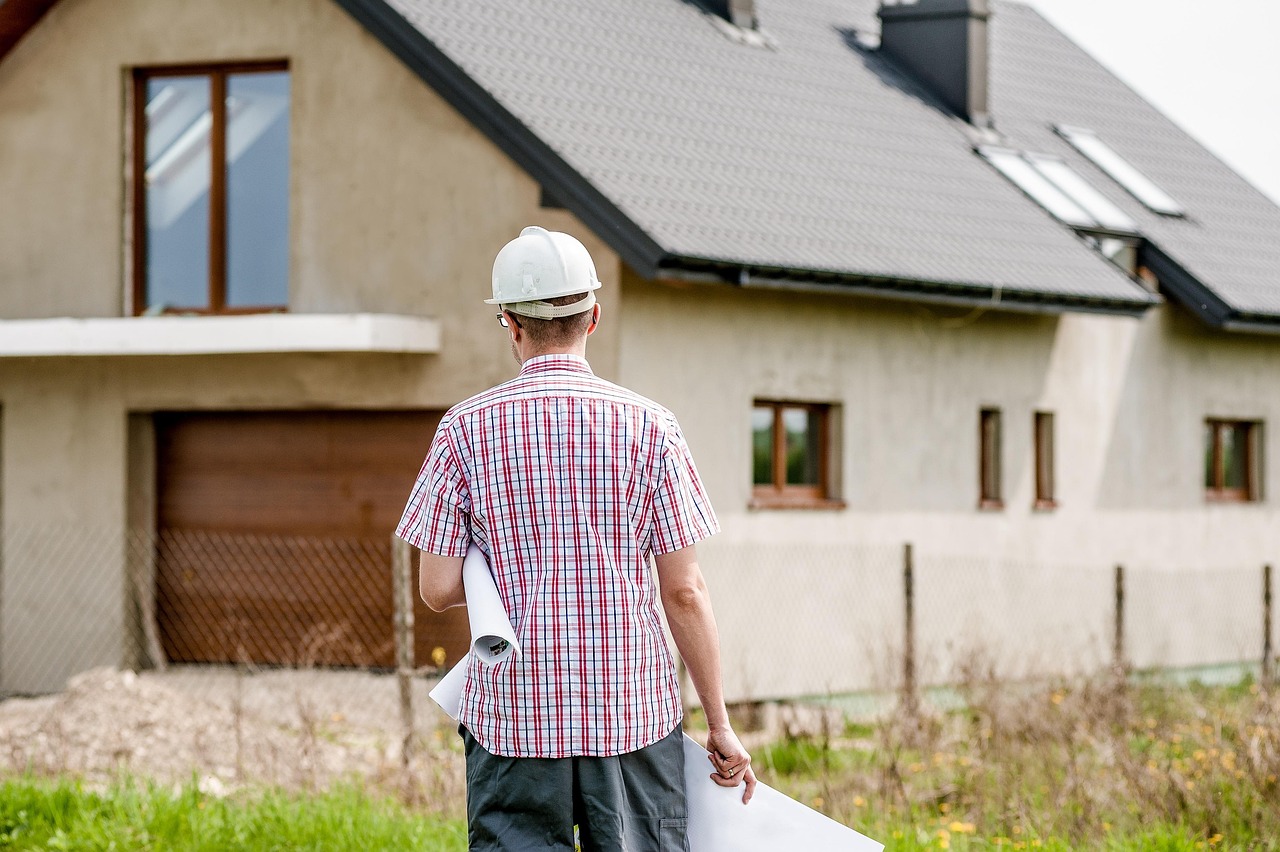 Architecte travaillant sur des plans en région PACA