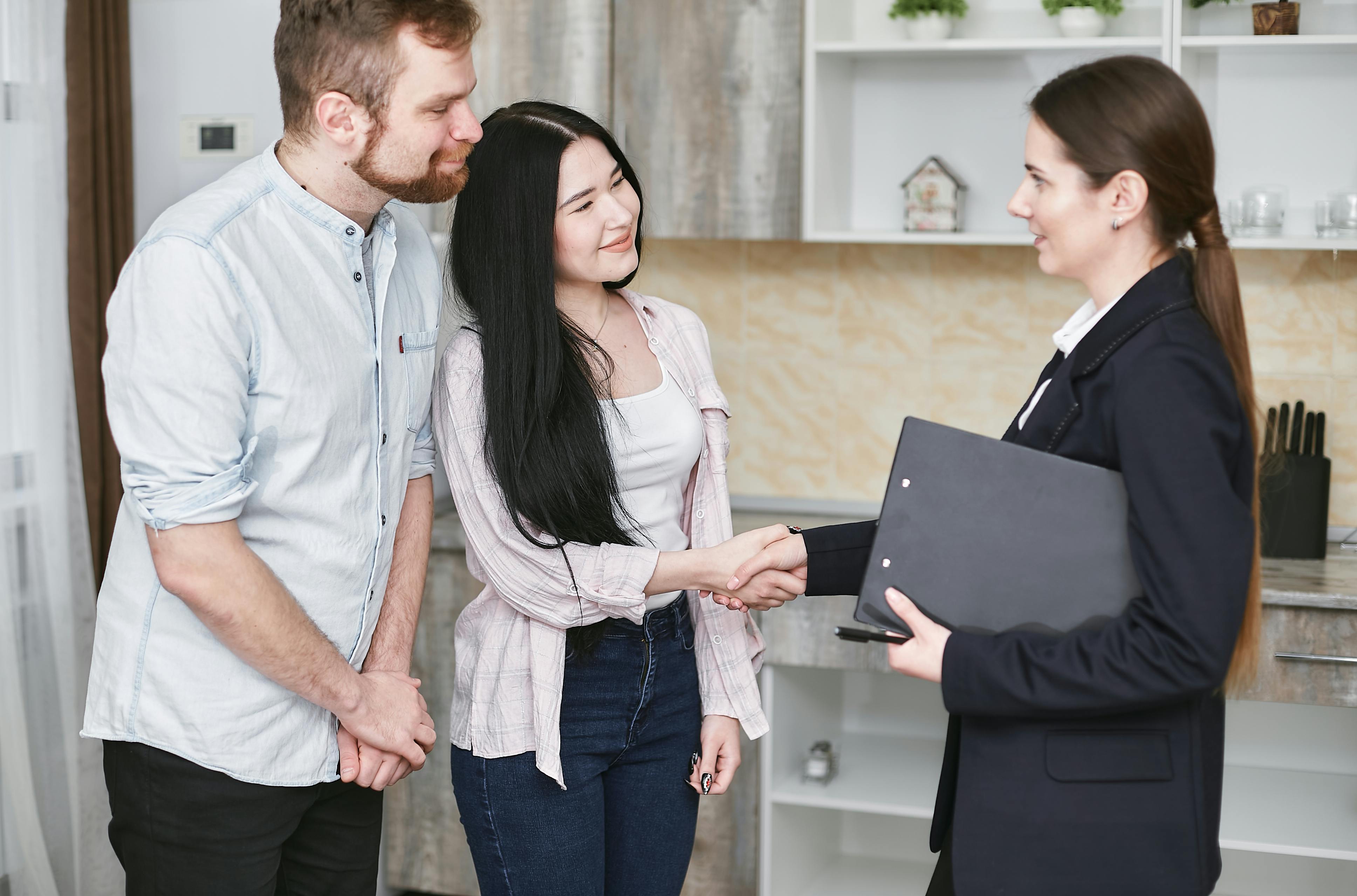 Expert réalisant une inspection technique d'un bâtiment