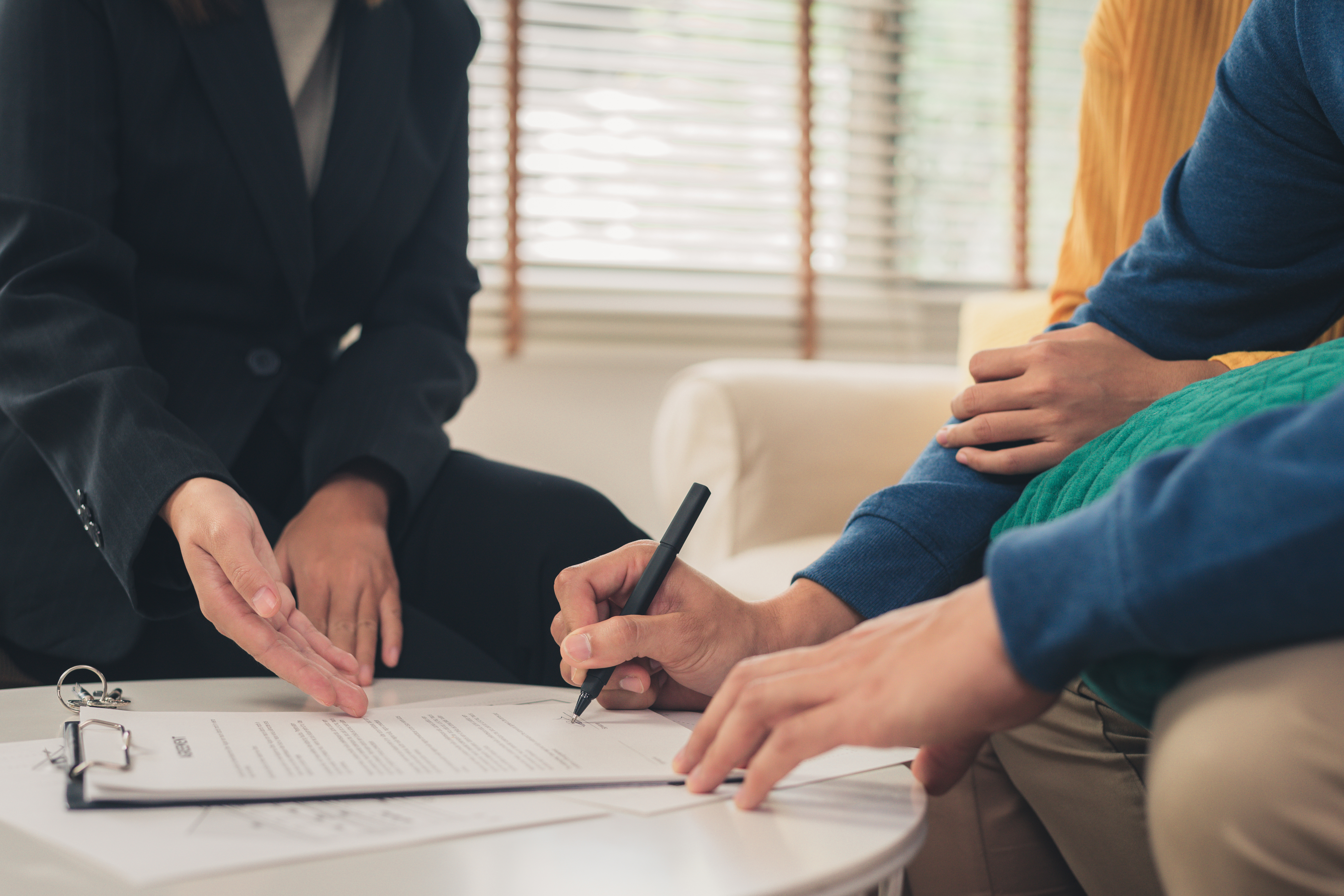 Couple discutant avec un agent d'assurance