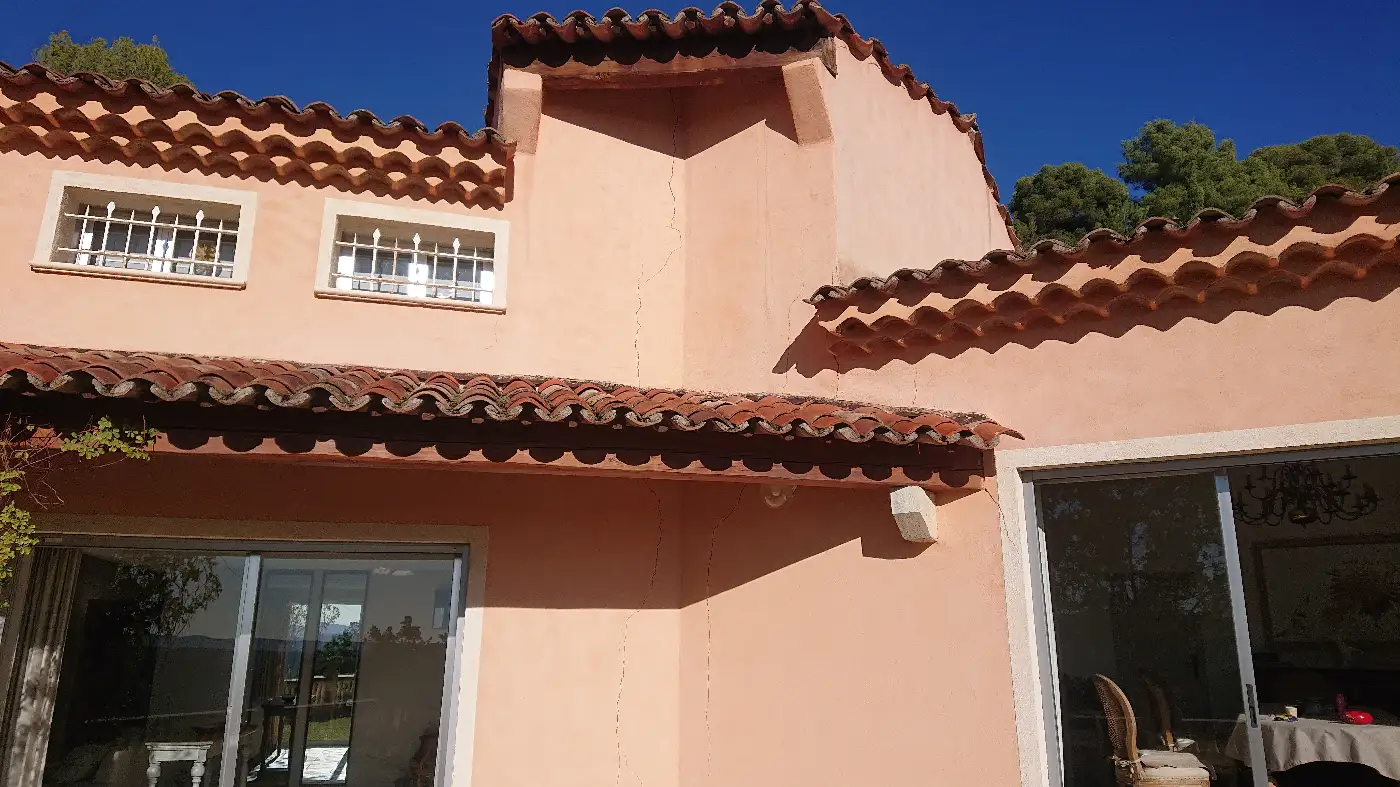 Fissure sur un mur de maison