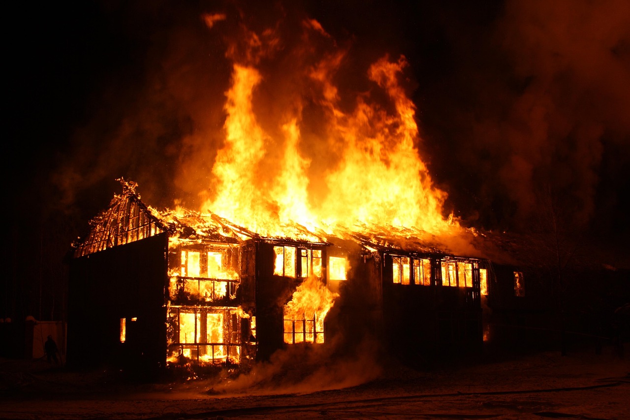 Expert d'assuré indépendant évaluant les dégâts après un incendie domestique