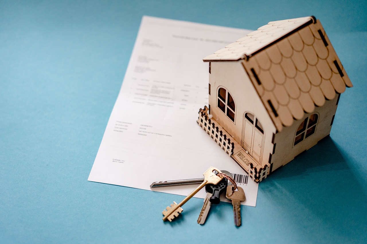 Expert en bâtiment réalisant une inspection immobilière en PACA