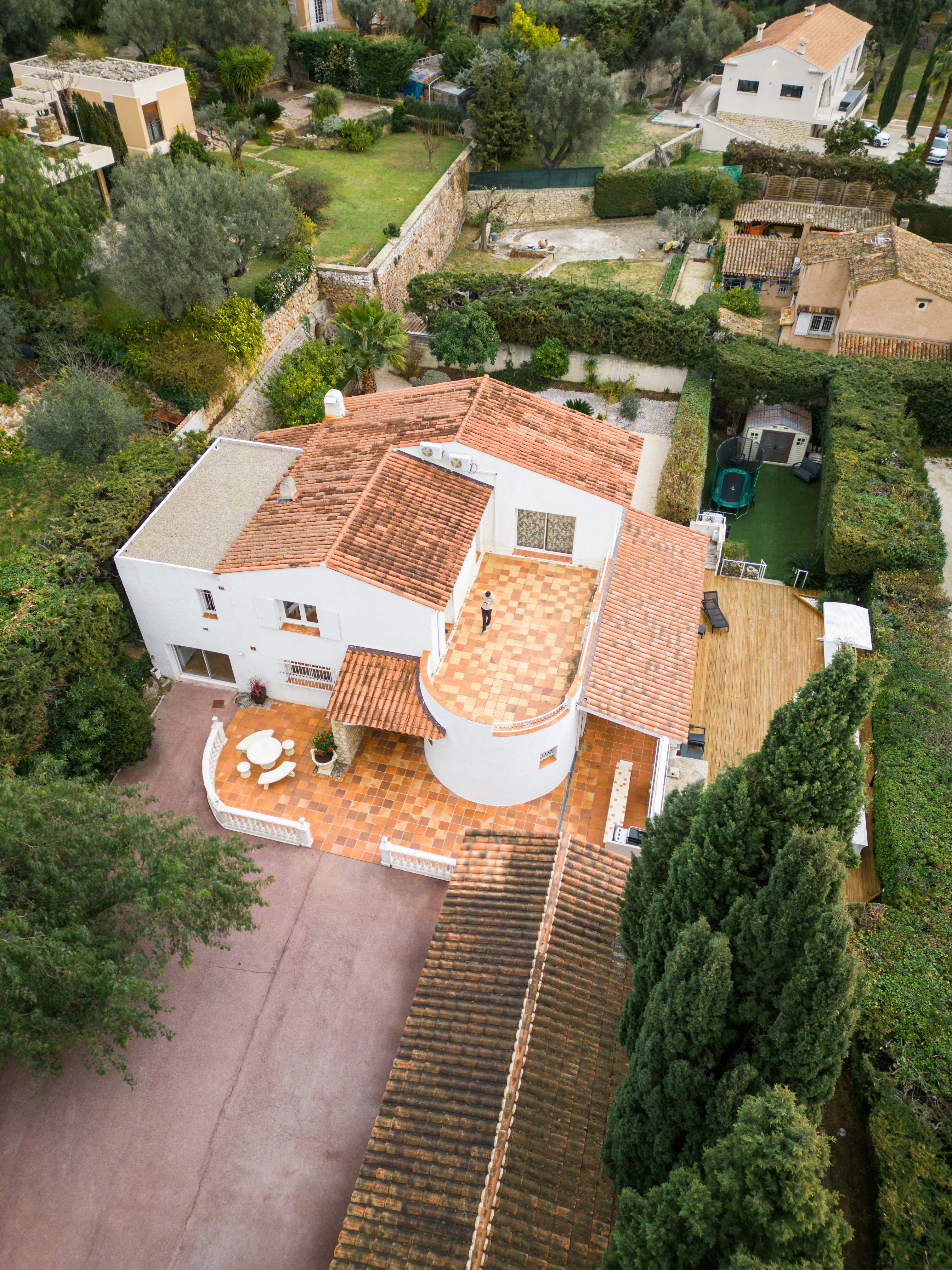 Rénovation d'une maison traditionnelle à Toulon avec tuiles canal et murs en pierre